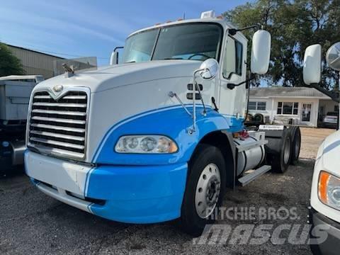 Mack CXN613 牵引车