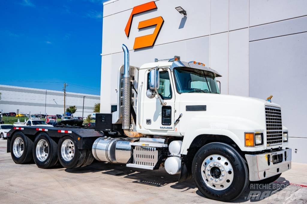 Mack CHU 613 牵引车