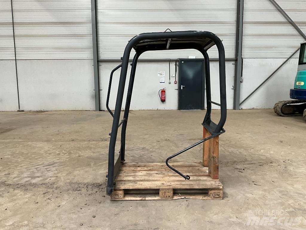 Kubota U 27-4 驾驶室与内部