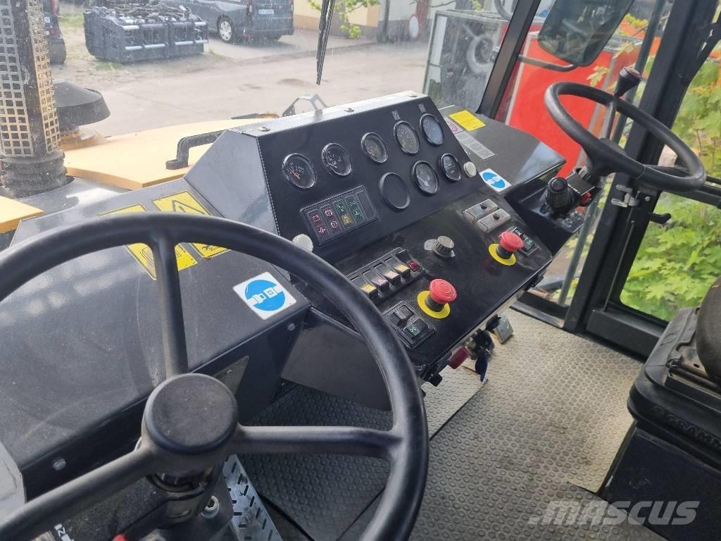 Ammann AP 240 胶轮压路机