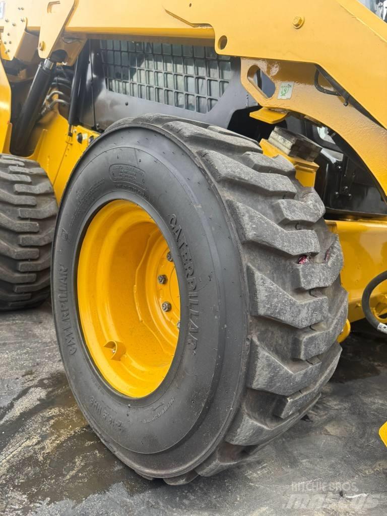 CAT 272D3 滑移装载机