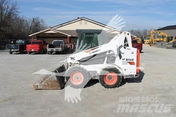 Bobcat S590 滑移装载机