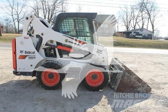Bobcat S590 滑移装载机
