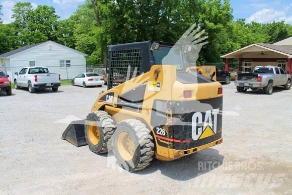 CAT 226 滑移装载机