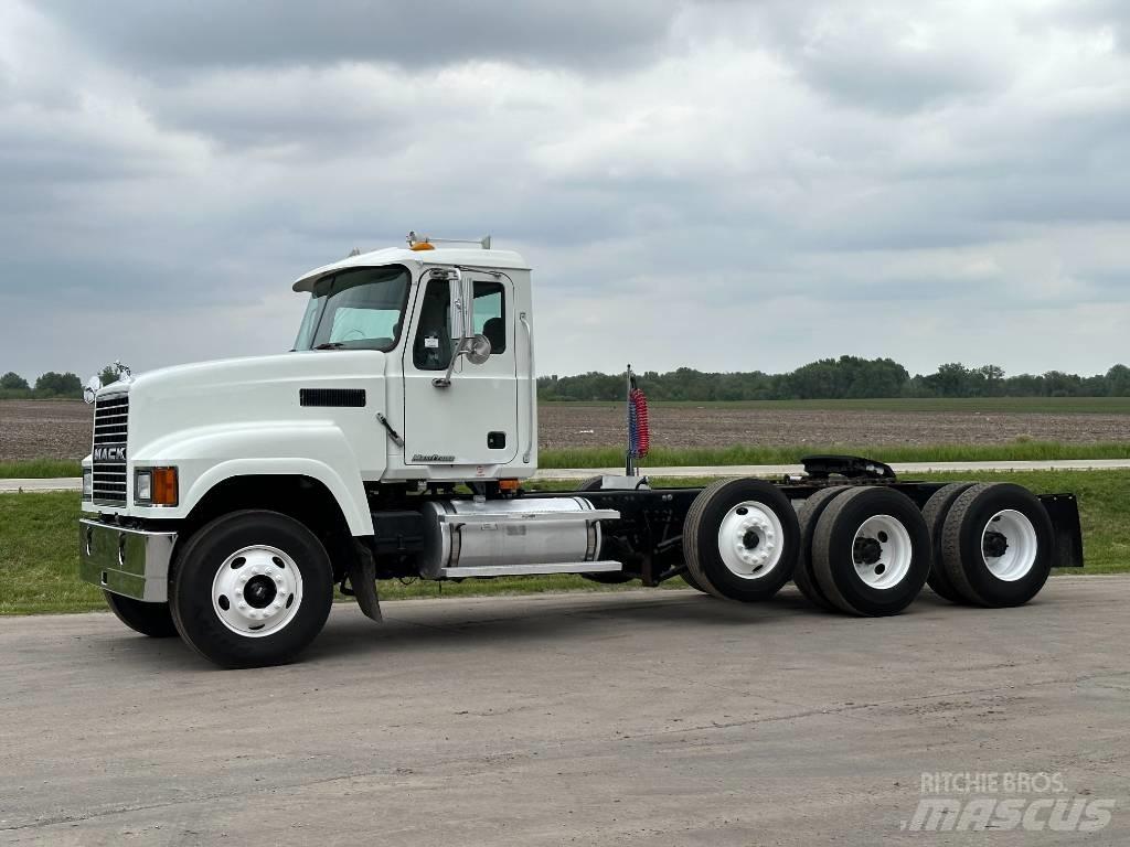 Mack CHN 613 牵引车