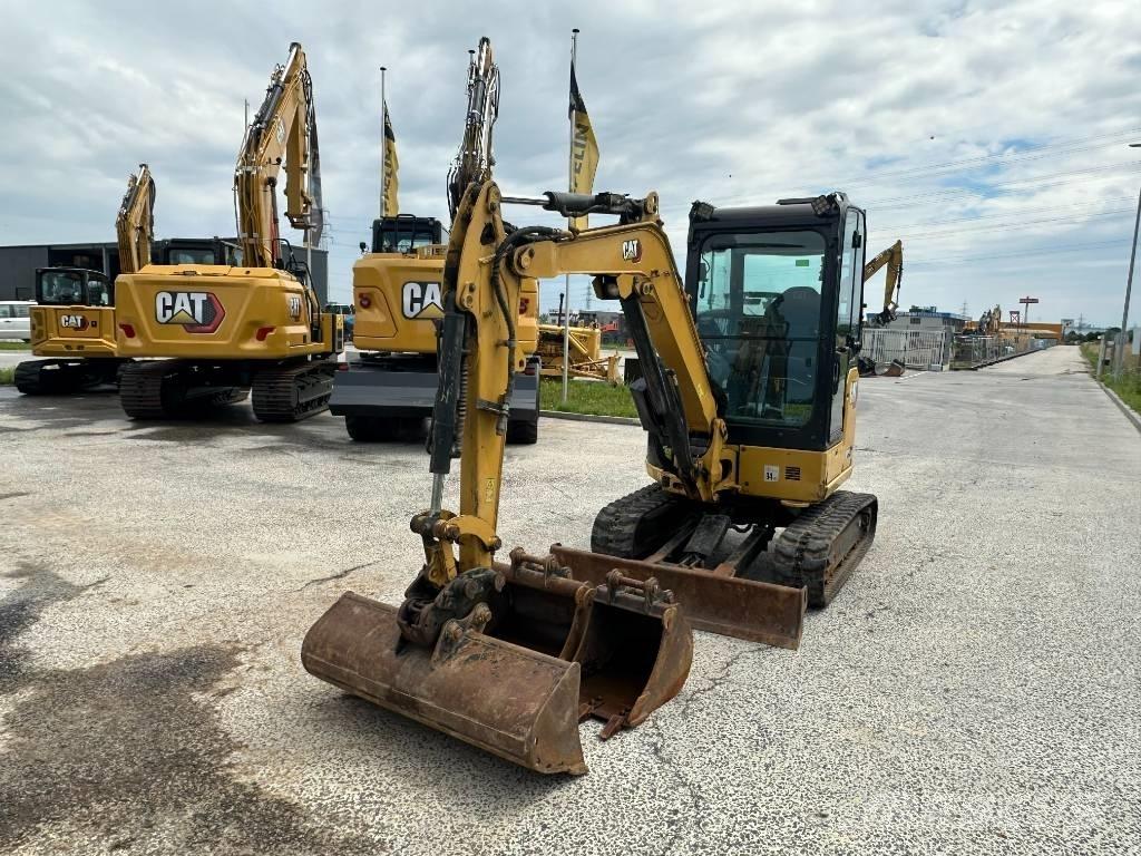 CAT 302.7 小型挖掘机