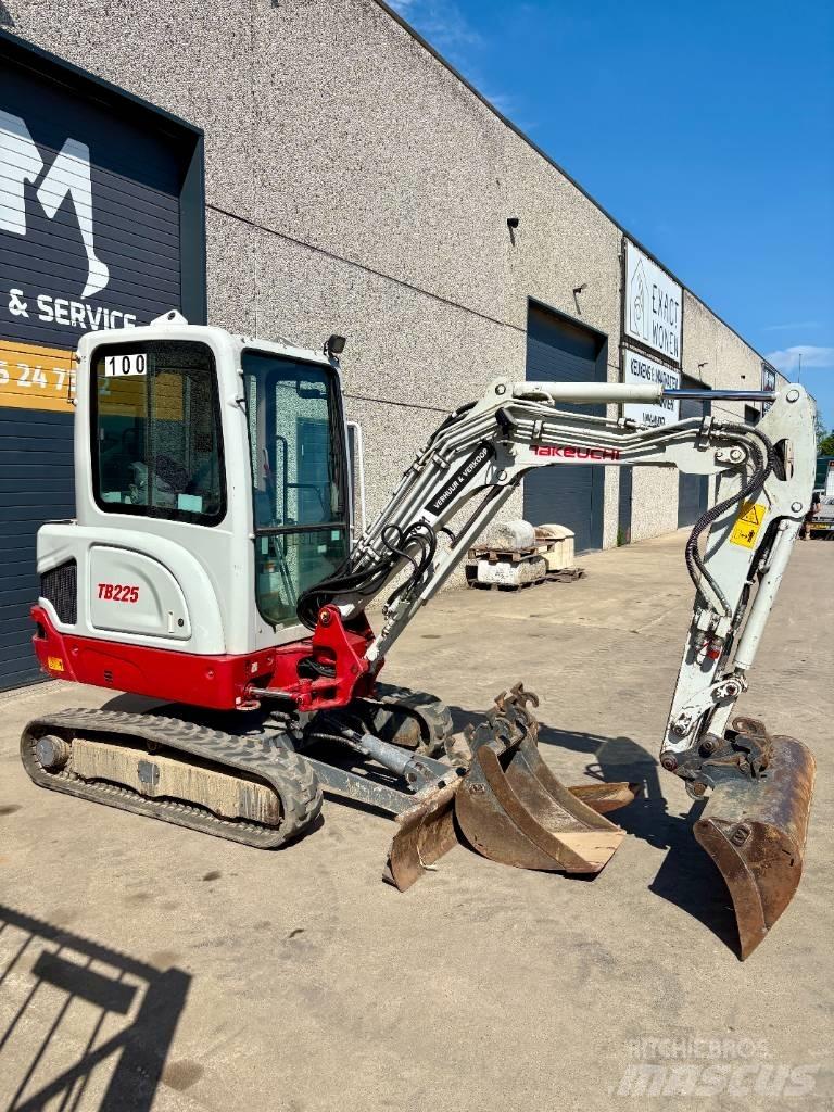 Takeuchi TB 225 小型挖掘机
