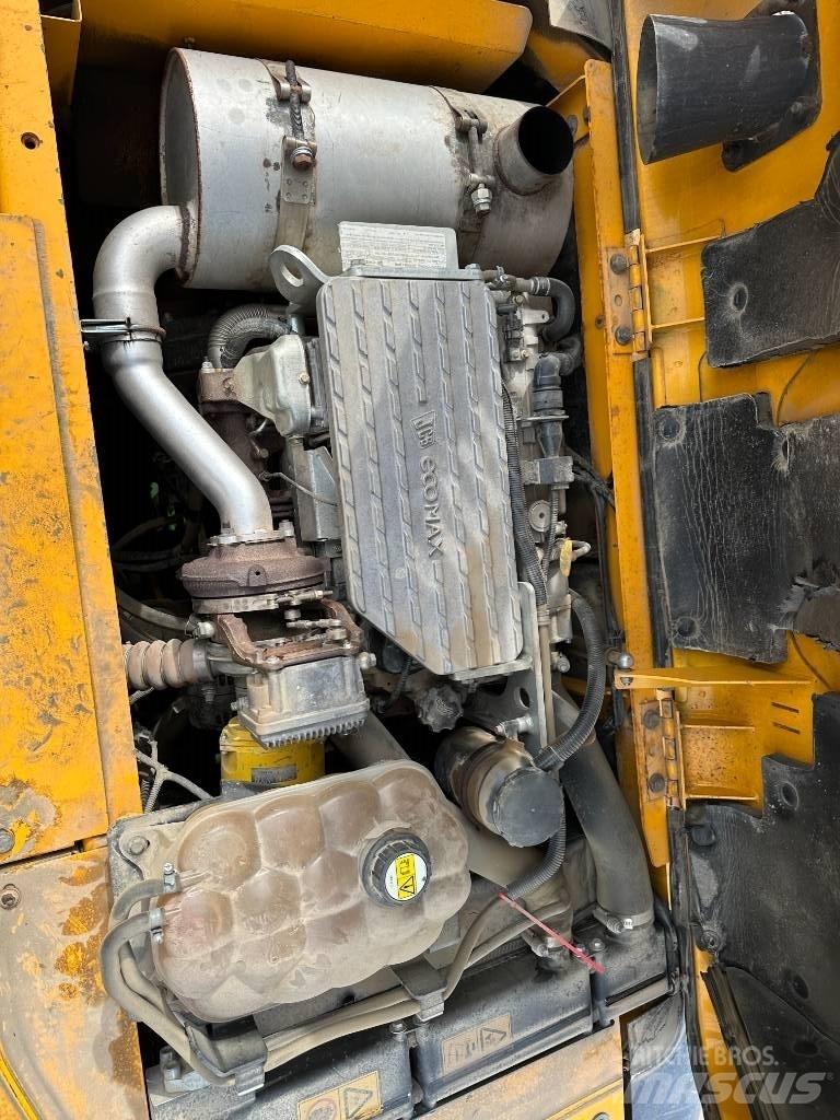 JCB JS 130 LC 履带挖掘机