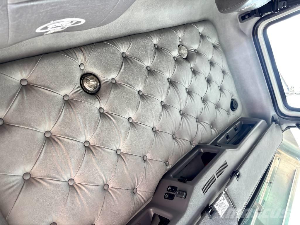 Mack GU713 牵引车