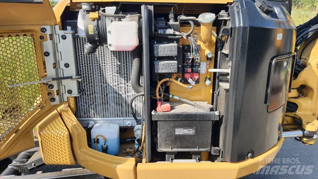 CAT 302.7 DCR 07A 小型挖掘机