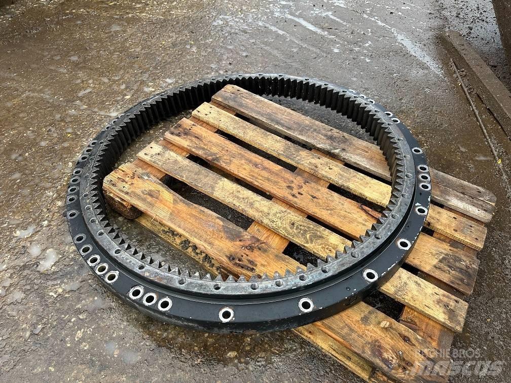 CAT 323 slew ring 轴