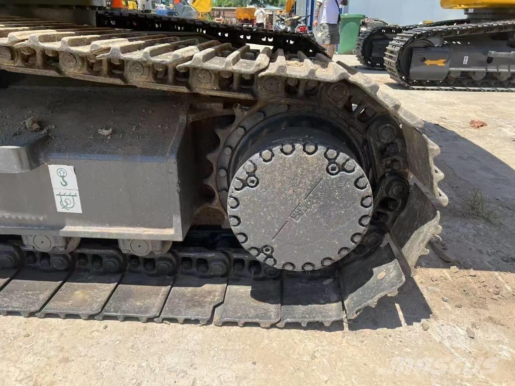 Komatsu 220 履带挖掘机