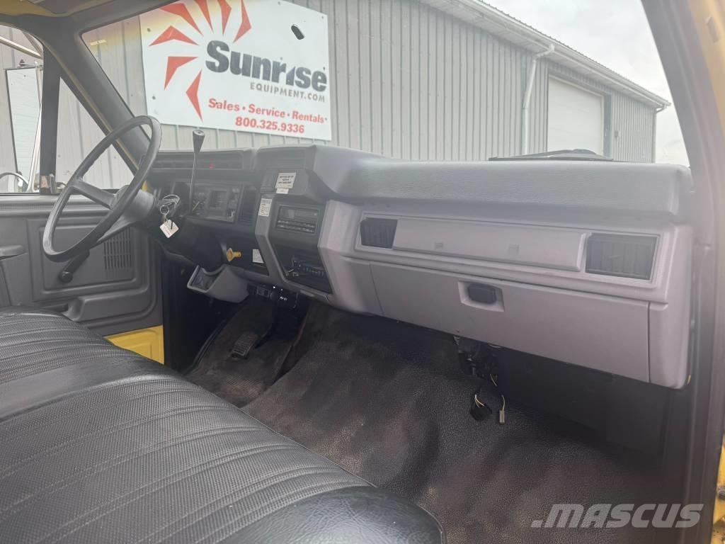 Ford F 700 平板栏板货车