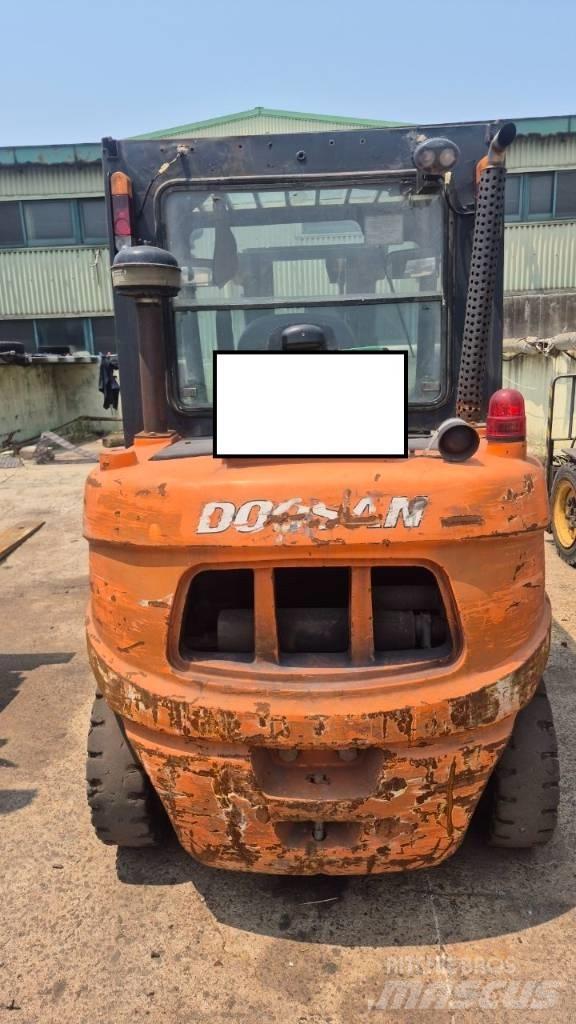 Doosan D 35 C-5 电动叉车