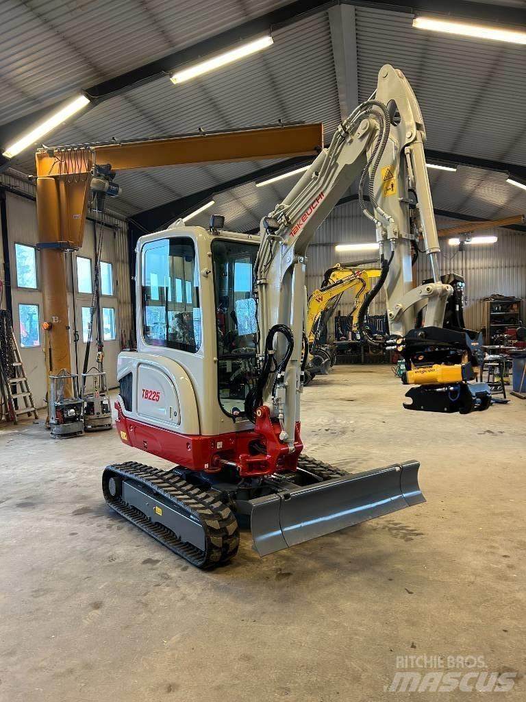 Takeuchi TB225 小型挖掘机