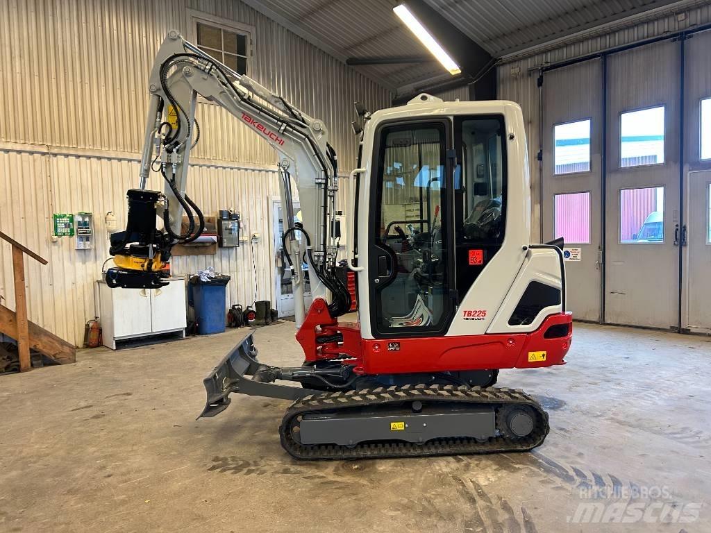 Takeuchi TB225 小型挖掘机