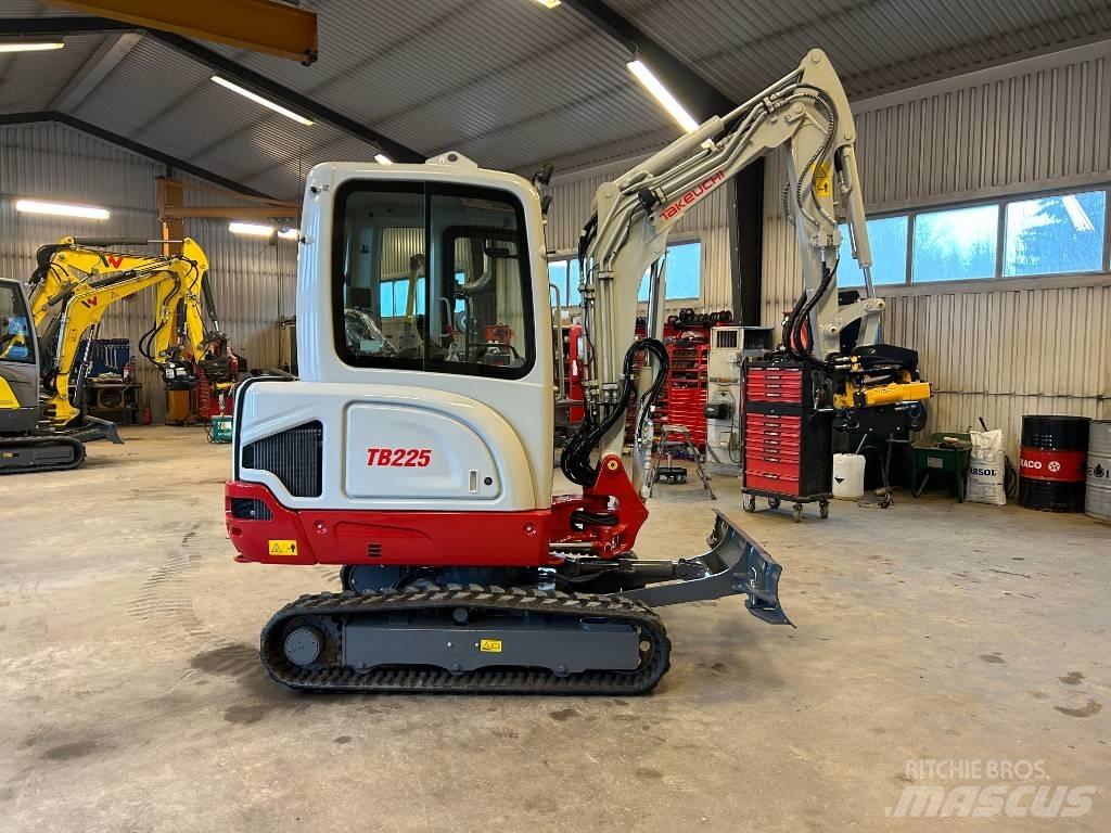 Takeuchi TB225 小型挖掘机