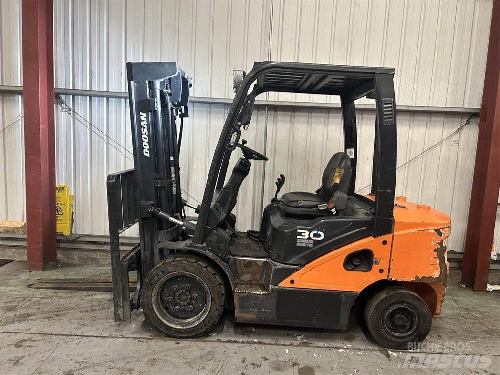 Doosan D30S-5 柴油叉车
