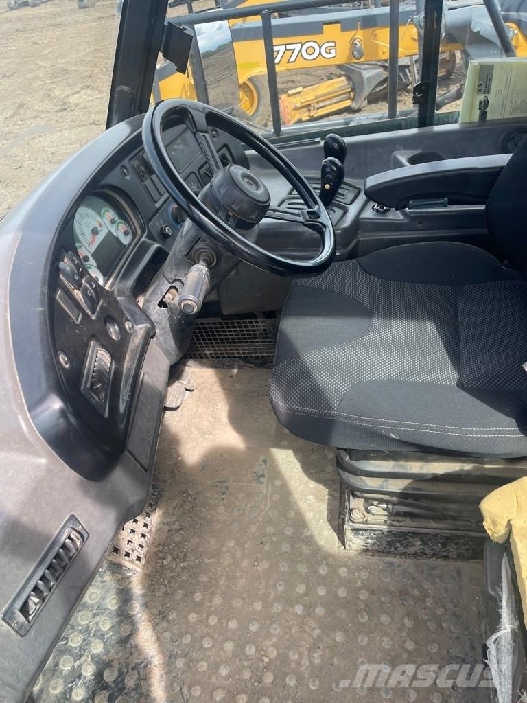CAT 725 铰接式自卸车