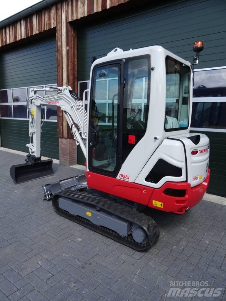Takeuchi TB 225 小型挖掘机
