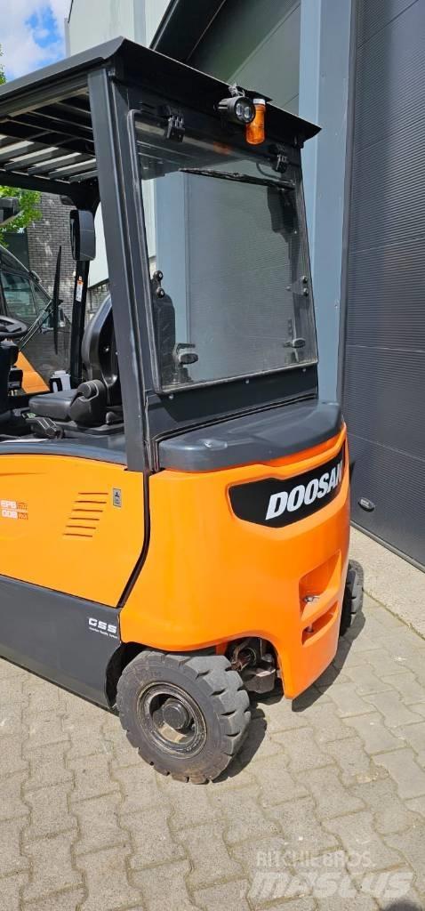 Doosan B 30 X-7 电动叉车