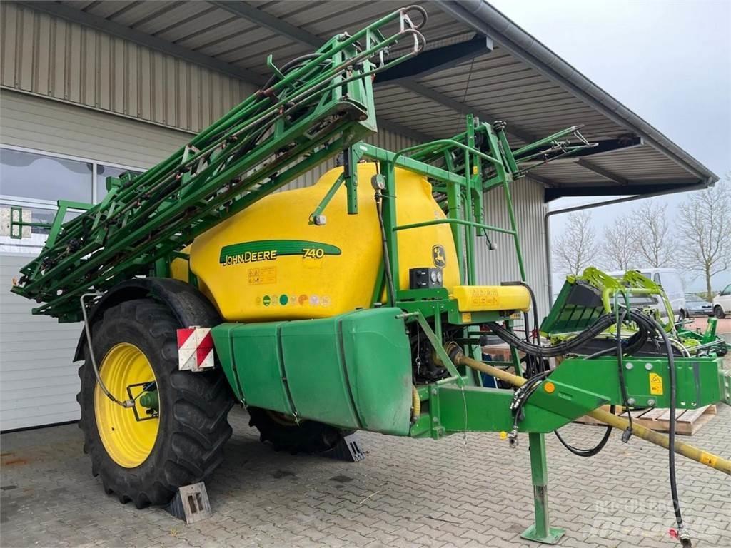 John Deere 740 牵引式喷雾机
