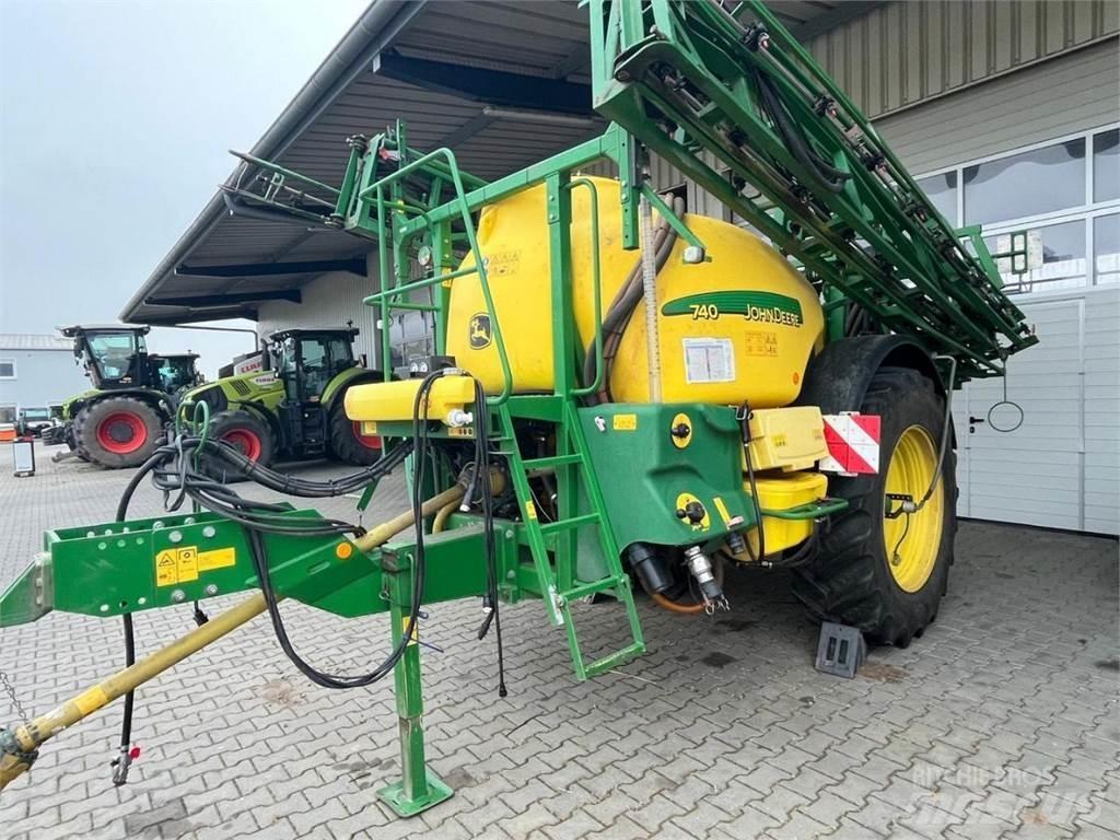 John Deere 740 牵引式喷雾机