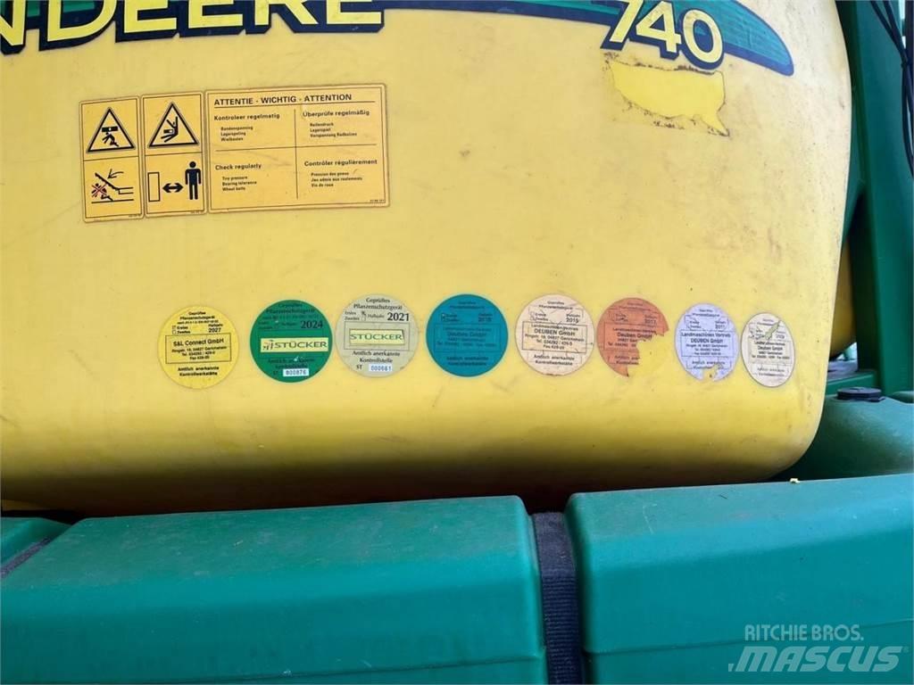 John Deere 740 牵引式喷雾机