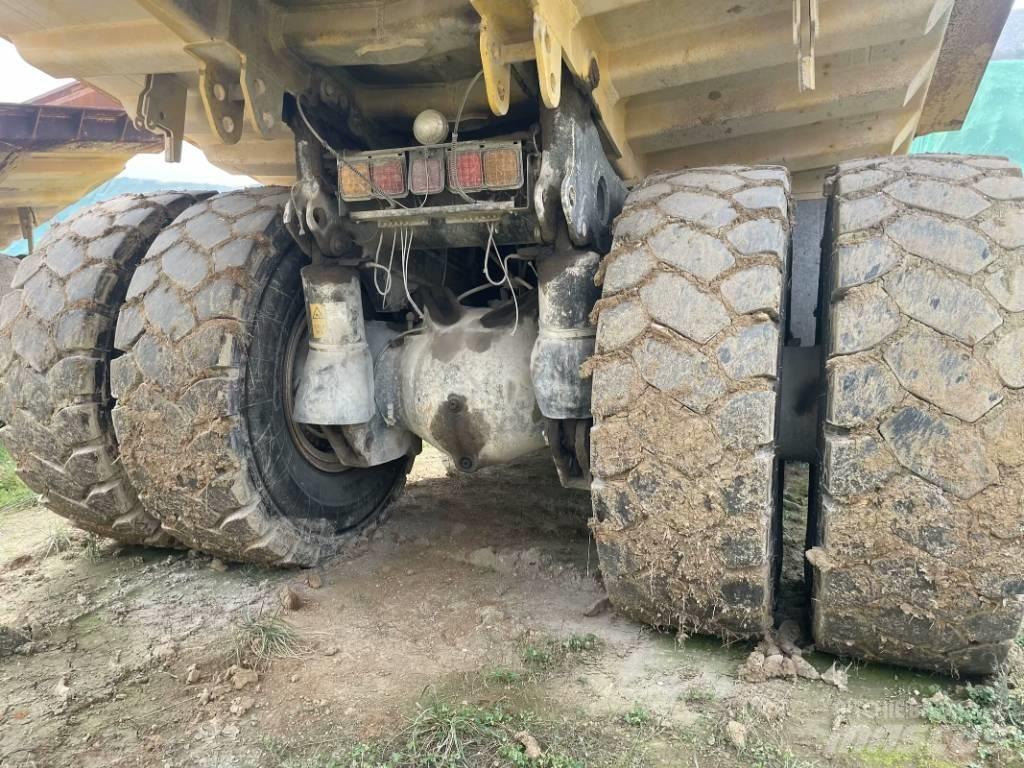 Komatsu HD 605-7 刚性自卸车