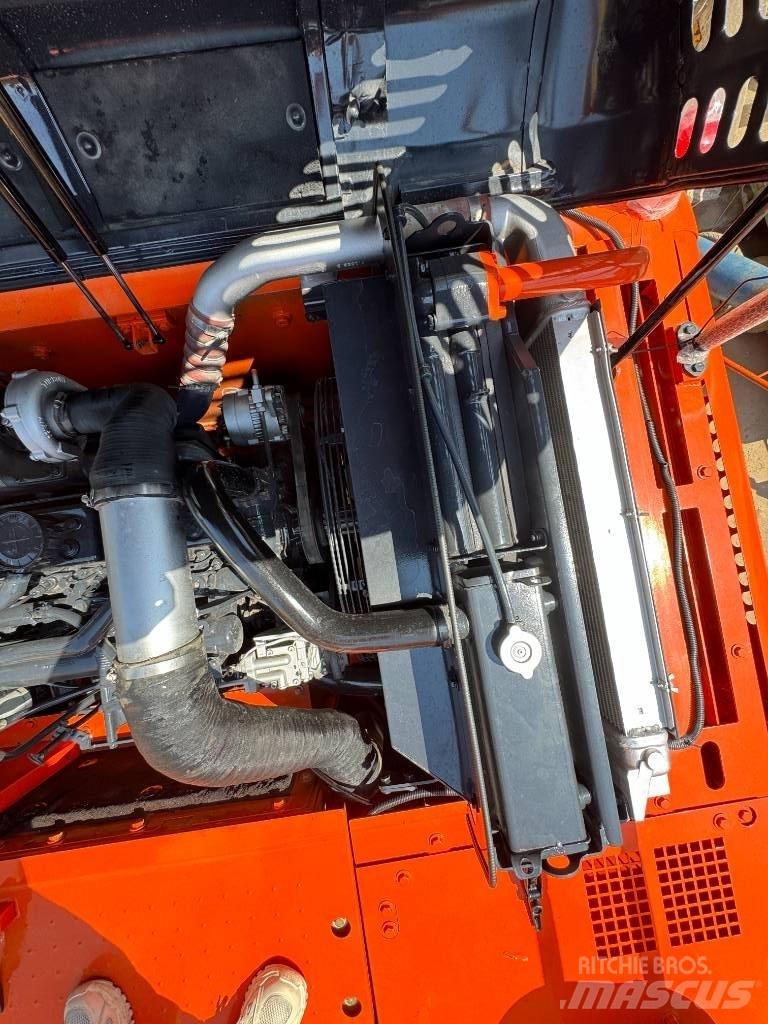 Doosan DX 300 LC 履带挖掘机