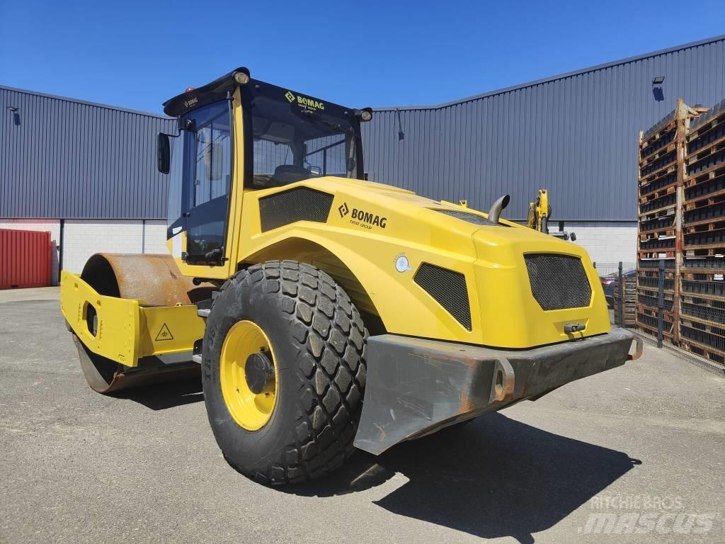 Bomag BW 211 D-50 胶轮压路机