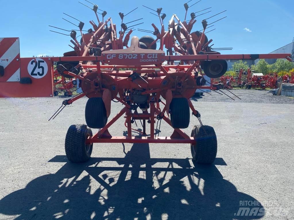 Kuhn GF8702T 犁耙和摊草机