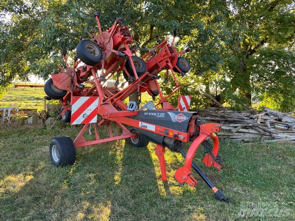 Kuhn GF8702T 犁耙和摊草机