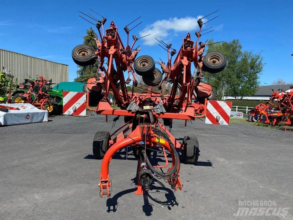 Kuhn GF8702T 犁耙和摊草机