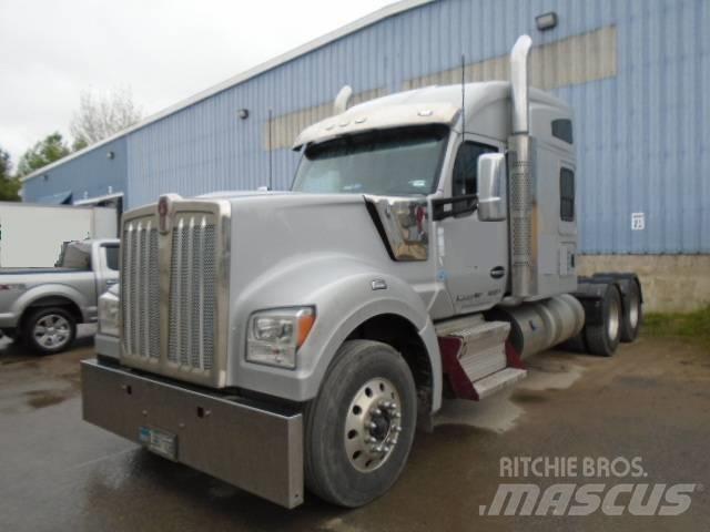 Kenworth W 990 牵引车