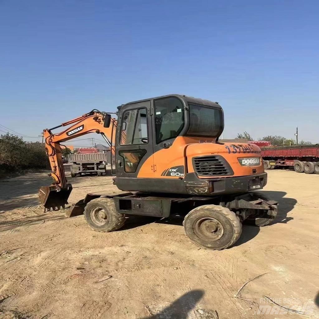 Doosan DX60W 轮式挖掘机