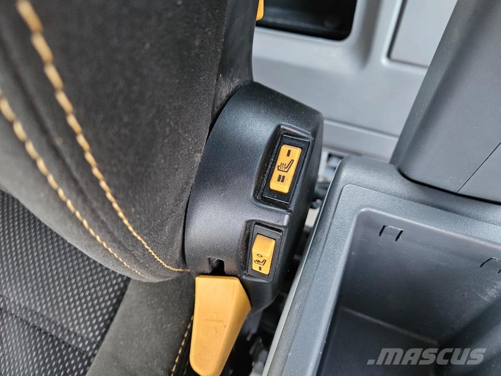 CAT 323 履带挖掘机