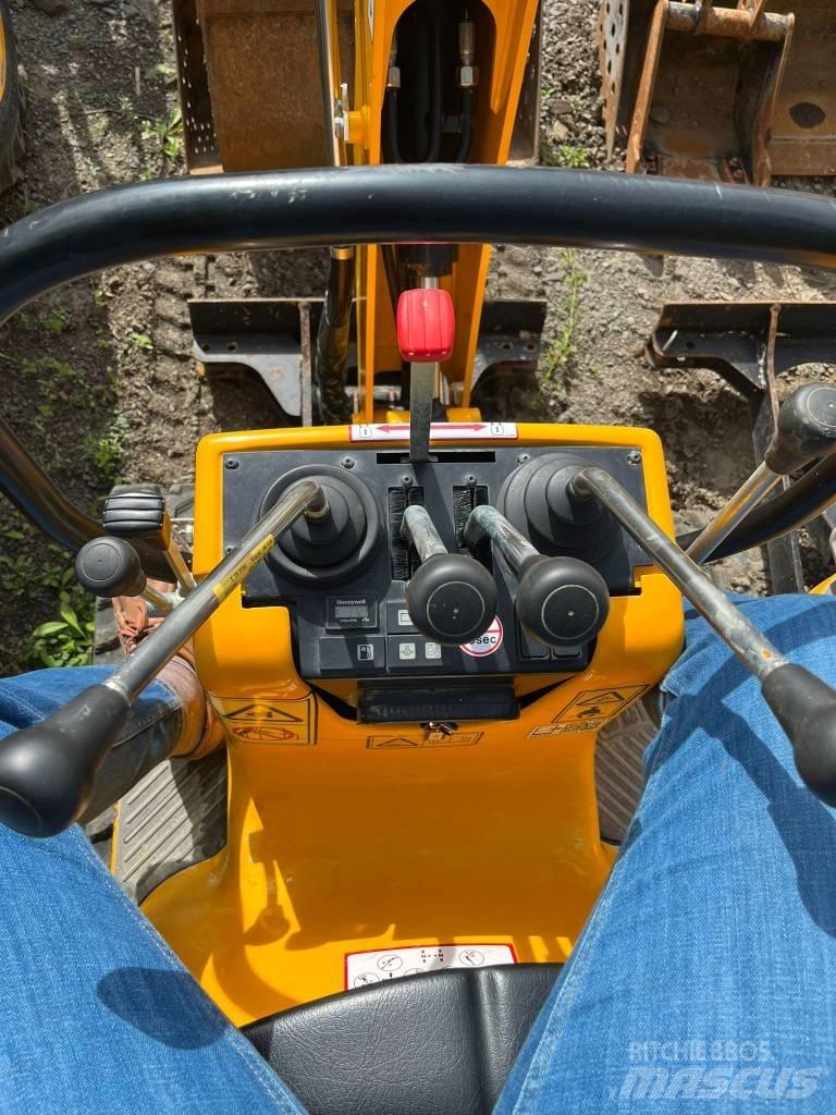 JCB 8008 CTS 小型挖掘机