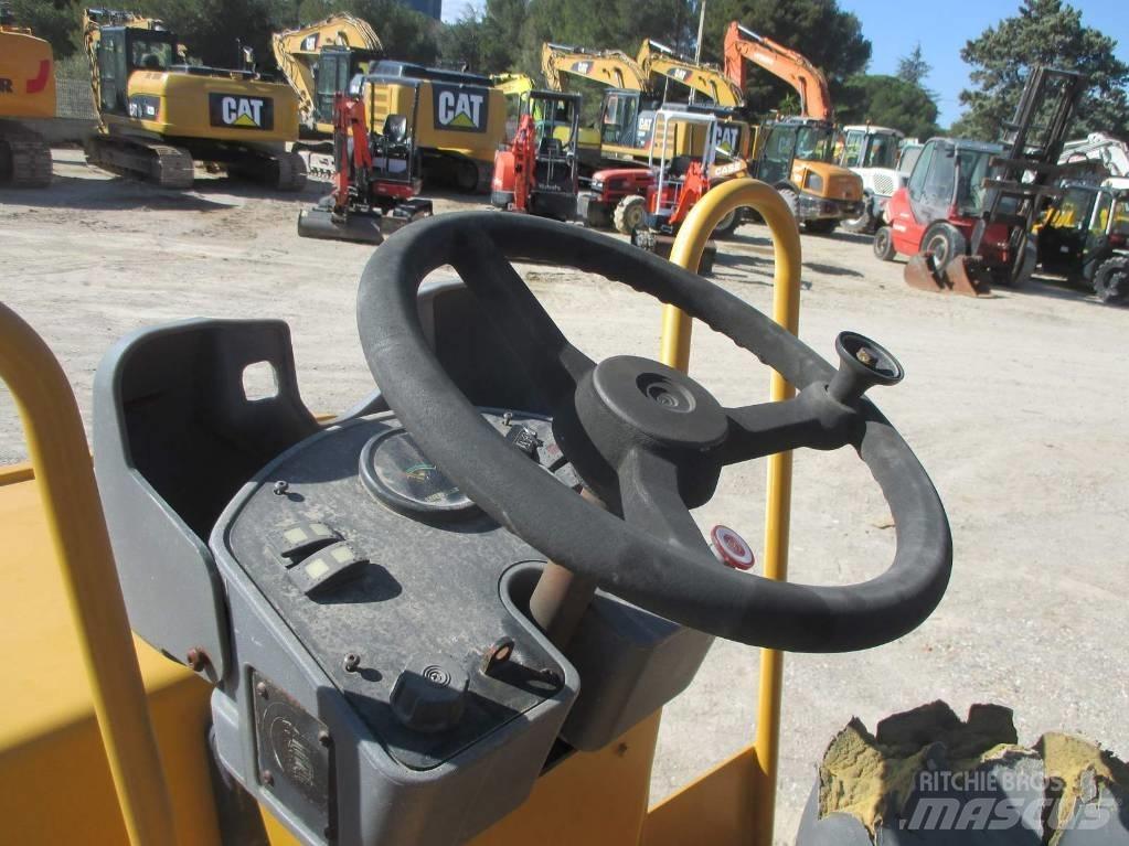 CAT CB 214 E 双轮压路机