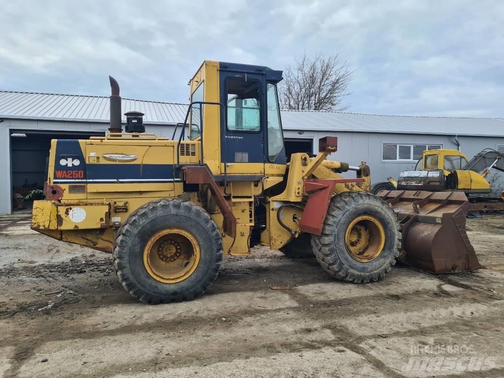 Komatsu WA 250 轮式装载机