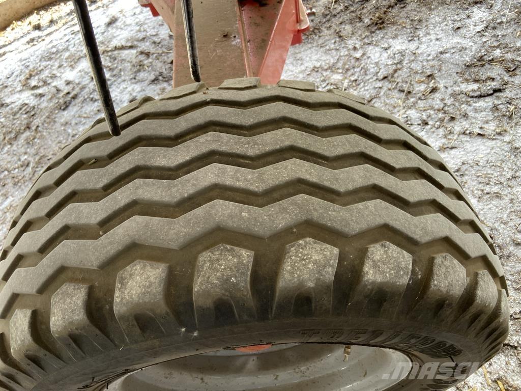 Kuhn GF 13012 T 犁耙和摊草机