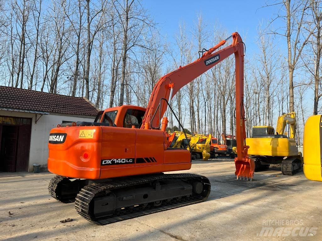 Doosan DX 140 小型挖掘机