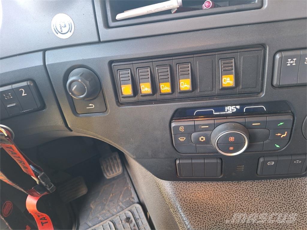 Tatra 8P6R33 牵引车