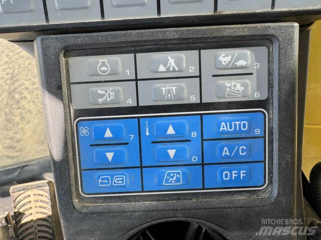 Komatsu PW180-11 轮式挖掘机