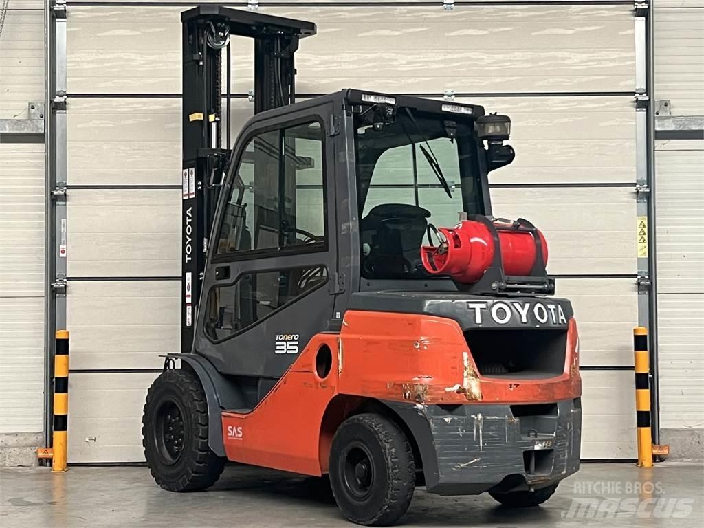 Toyota 8FGJF35 天然气叉车