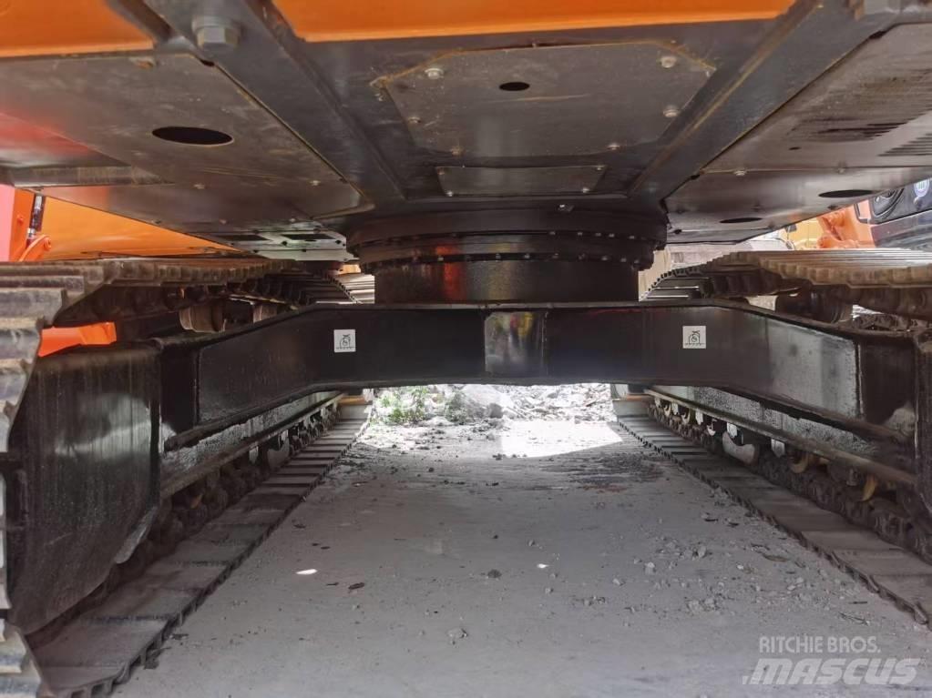Hitachi ZX 200 履带挖掘机