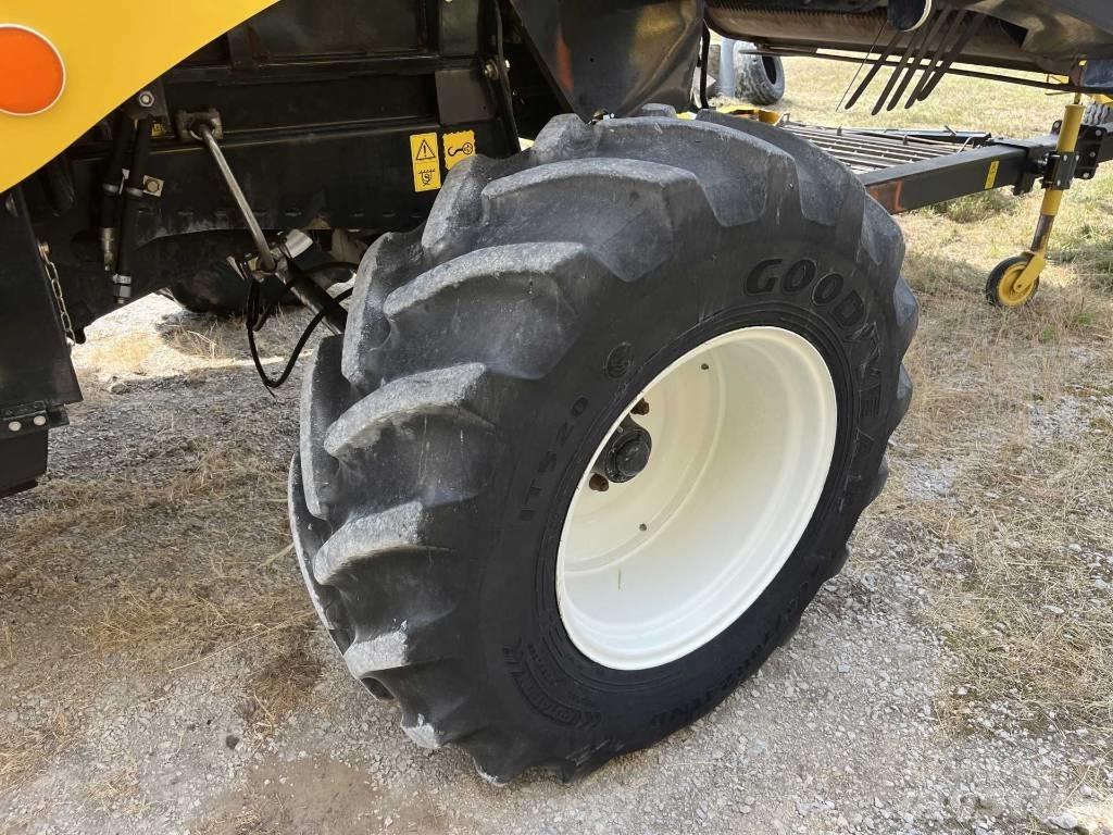 New Holland CSX 7080 联合收割机