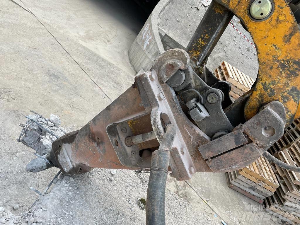 Brokk 330 Diesel 组装挖掘机