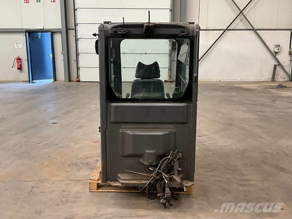 Hitachi ZX 210-3 驾驶室与内部