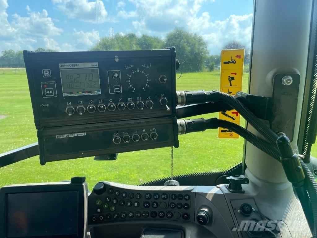 John Deere 732 牵引式喷雾机